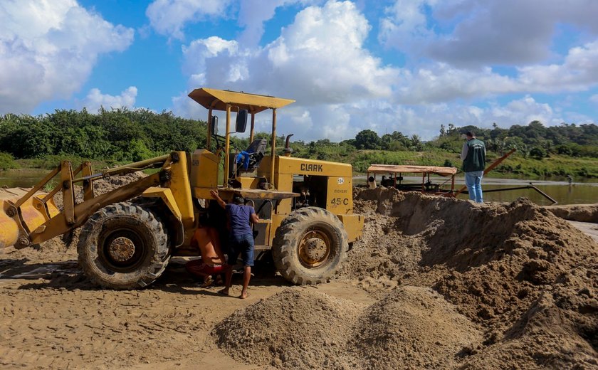 Prefeitura de Rio Largo combate crime ambiental e interdita draga atuando de forma ilegal