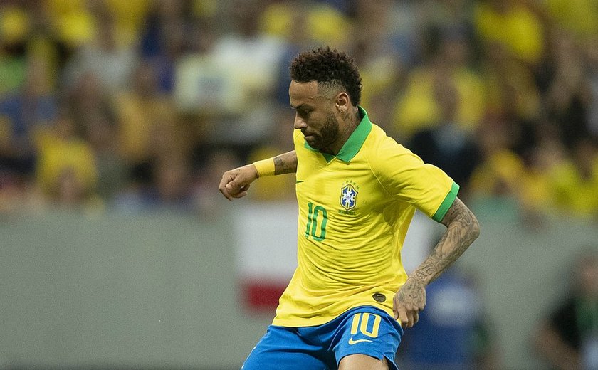 Neymar visita concentração da seleção em São Paulo e ganha apoio dos colegas