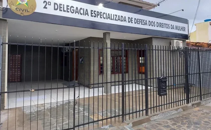 Delegada encerra projeto sobre violência contra a mulher com palestra em escola estadual de Maceió