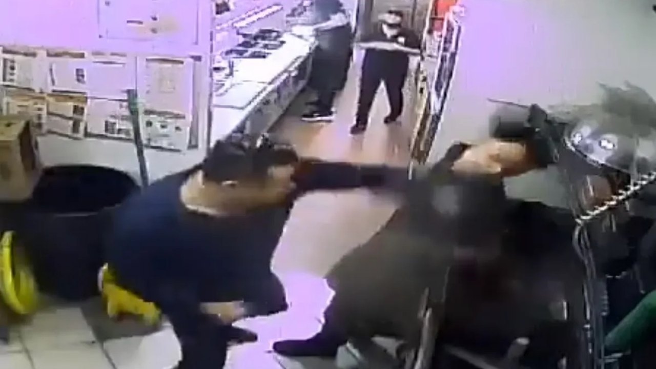 Funcionário de lanchonete é espancado após pedir para cliente esperar na fila, no México; vídeo