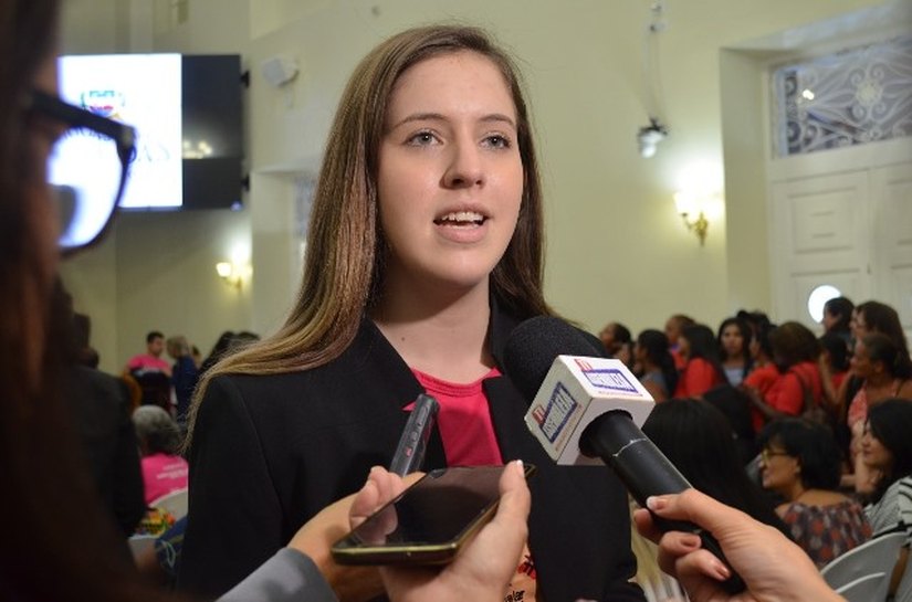 Cibele Moura protocola na ALE projeto e indicação para assegurar proteção a mulher