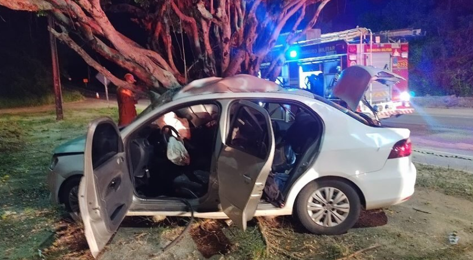 Mulher morre após carro bater contra árvore na Grande Aracaju
