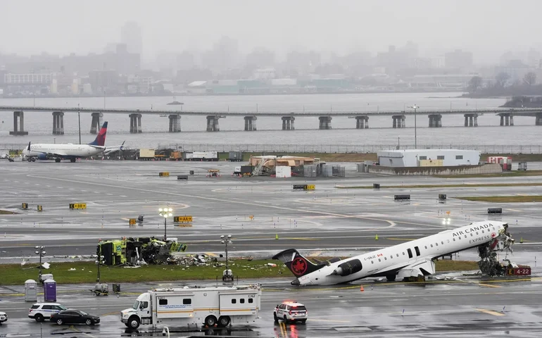Dois pilotos morreram na colisão de um jato com um caminhão de bombeiros no Aeroporto LaGuardia, em Nova York
