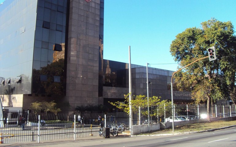 Em protesto contra má fase, torcida picha muros da sede social do Corinthians