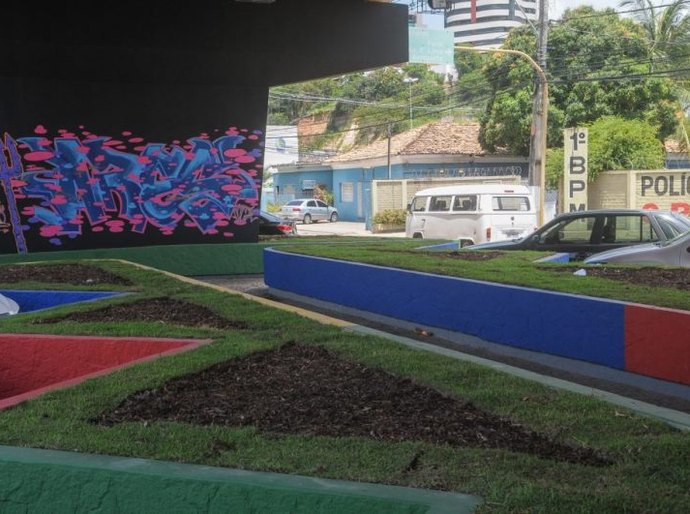 Revitalização leva nova pintura, arte e jardinagem a viadutos de Maceió