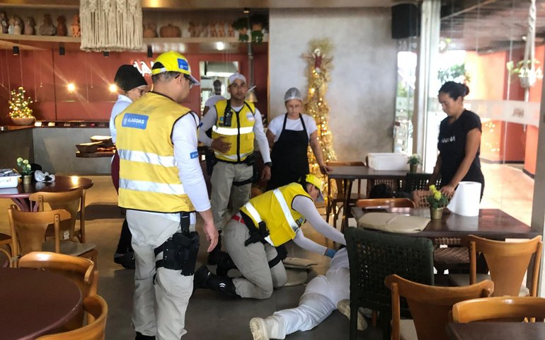 Ronda no Bairro prende suspeito de tráfico e socorre funcionária na orla de Maceió