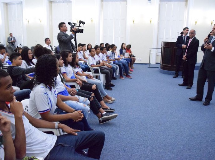 Léo Loureiro recepciona estudantes do projeto 'Fale, Educação!' na ALE