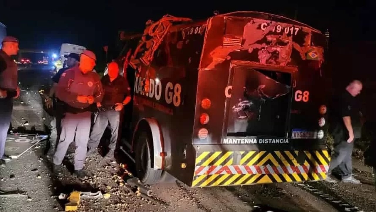 Quadrilha explode carro-forte e foge com dinheiro no interior de SP