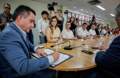 Governador entrega ambulâncias do Samu e autoriza construção de mais duas escolas
