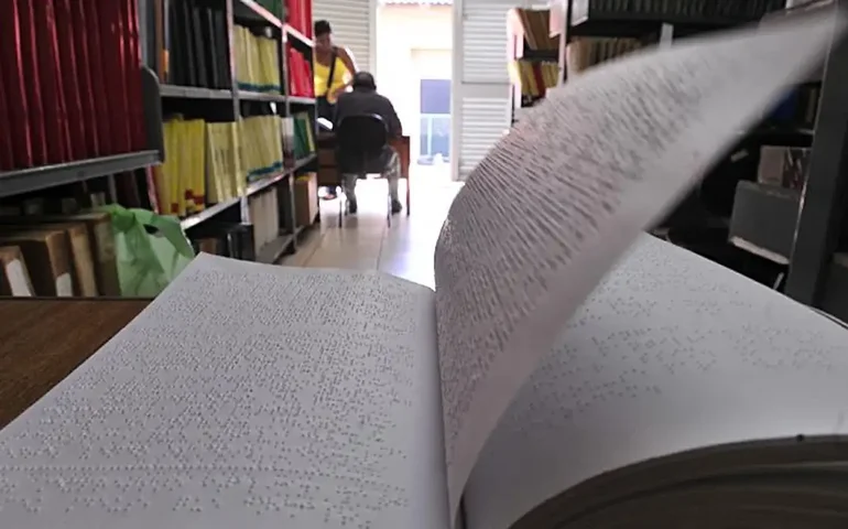 Contação de Histórias e Banca de quadrinhos são Boas opções gratuitas