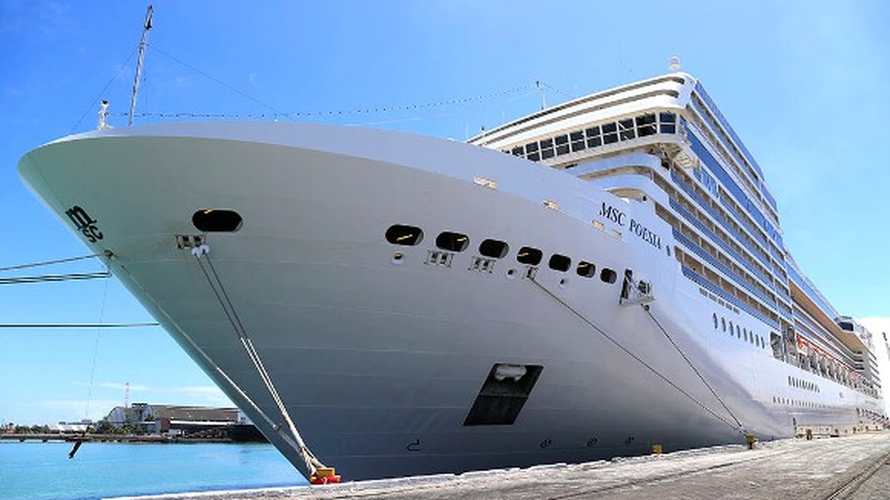 Transatlântico MSC Poesia com 2.413 passageiros a bordo chega a Maceió