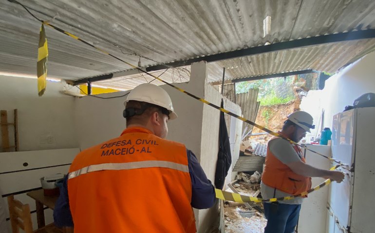 Defesa Civil de Maceió atende chamados em decorrência das chuvas