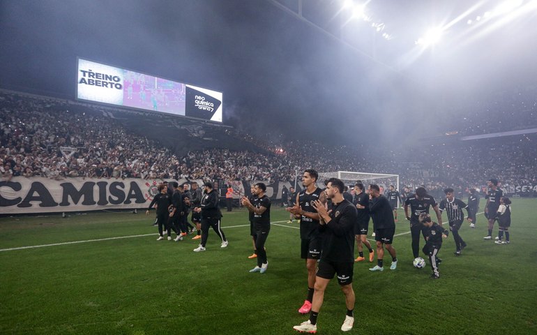 Torcida lota treino aberto do Corinthians, declara 'guerra' e usa gritos homofóbicos