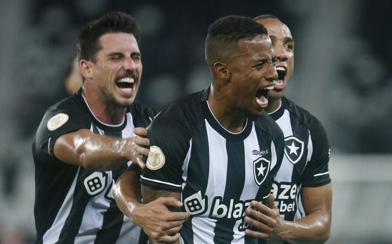 Botafogo vence Red Bull Bragantino e segue na briga por vaga na Libertadores