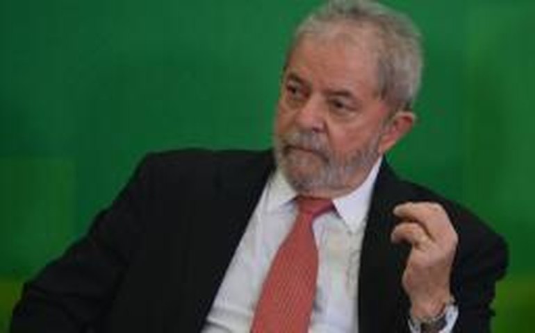 Presidente do PT pede apoio para lançar Lula candidato em abril