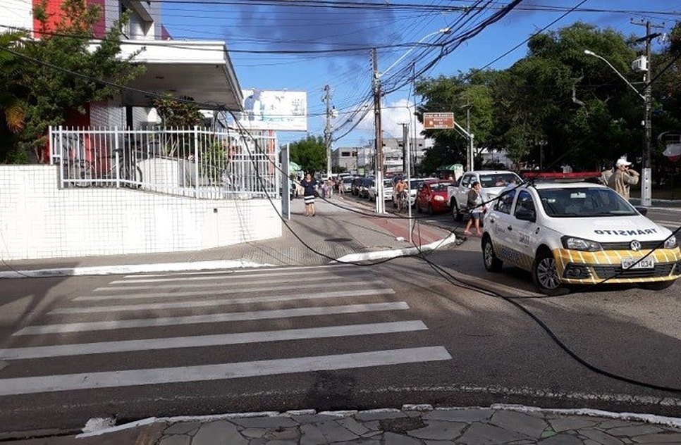 Fios no chão