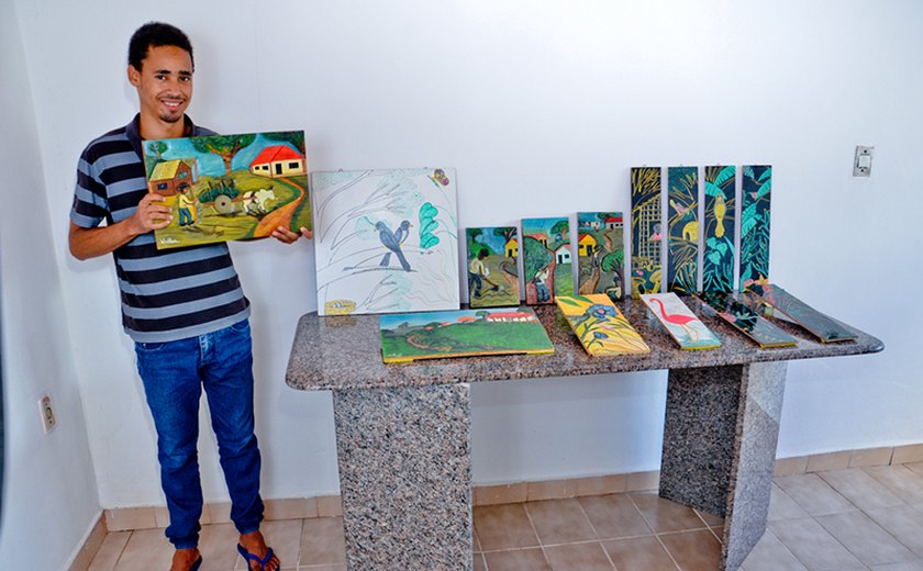 Artesão de Limoeiro de Anadia revela seu talento na  arte do entalhe em madeira e pintura em cerâmica