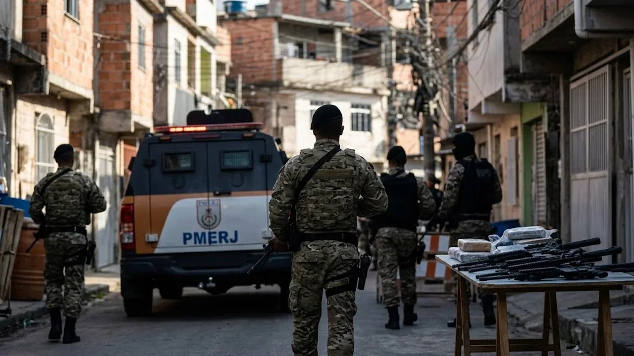 Operação no Complexo da Maré resulta em sete detidos e um policial ferido
