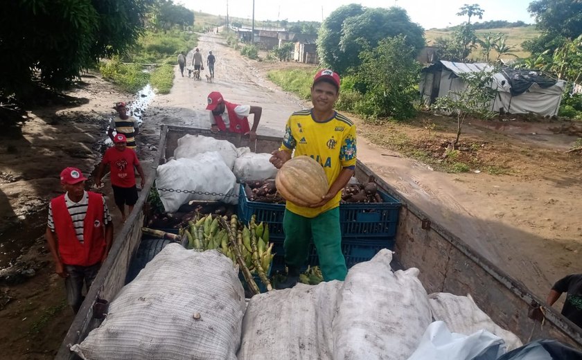 Em mais uma ação de solidariedade, MST doa 20 toneladas de alimentos na periferia de Maceió