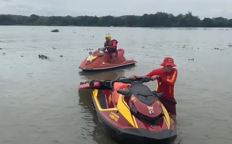 Bombeiros buscam por homem desaparecido no açude Marituba, em Penedo