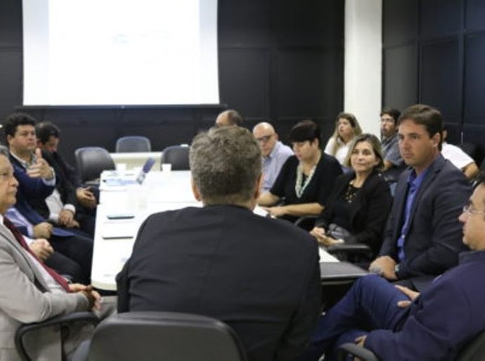 AMA participa de reunião para regularizar o transporte escolar