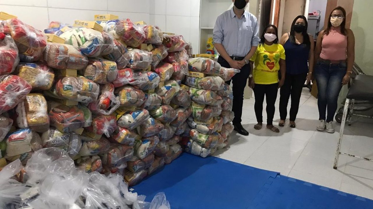 Prefeitura entrega cestas básicas e kits de higiene para associação