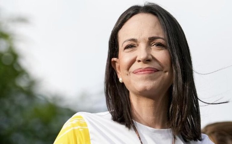 Fundação Nobel reage após María Corina dar medalha a Trump: 'Prêmio é inseparável'