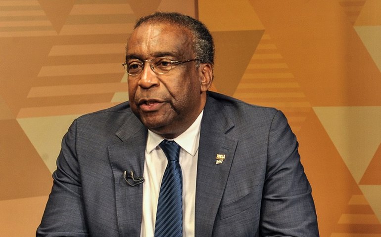 Decotelli ganha sobrevida no MEC, mas Bolsonaro não garante nomeação