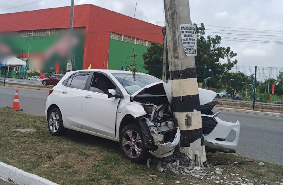 CARRO BATE POSTE TANCREDO NEVES