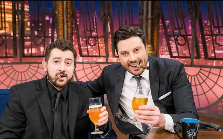 Greg no 'The Noite': Vincent Martella fala icônica frase em português e elogia brasileiros