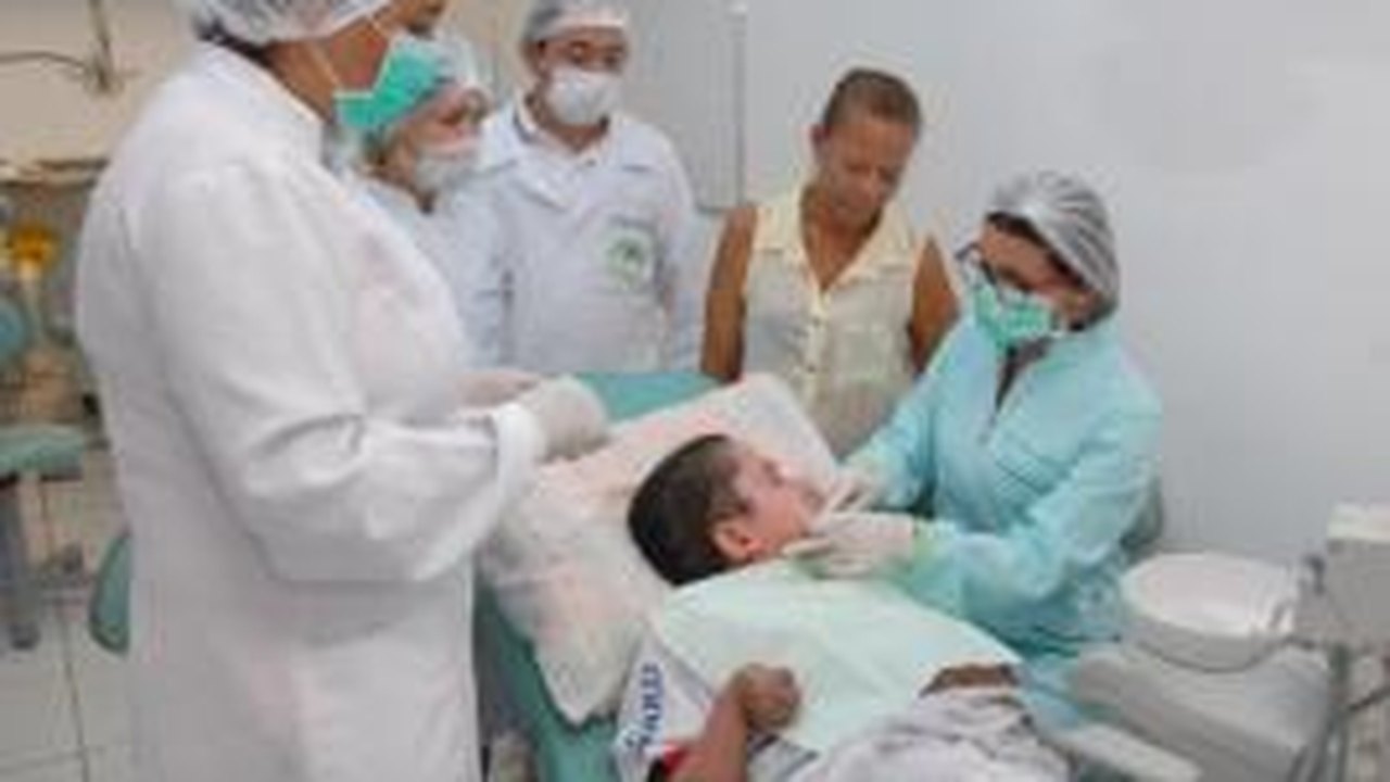 Dentistas realizam atendimento especializado para pessoas com deficiência