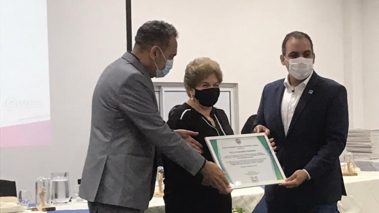 Reitora honorária da Ufal recebe título da União dos Dirigentes Municipais da Educação
