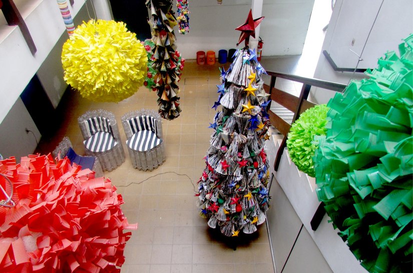 Slum transforma recicláveis em artigos de Natal