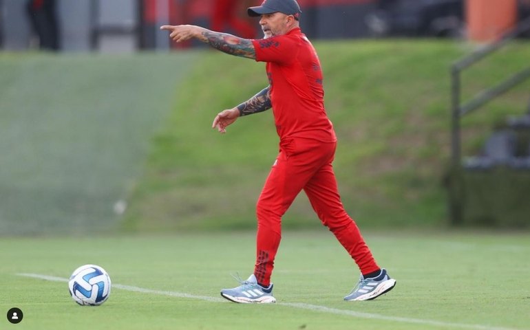 Jorge Sampaoli comanda treino do Flamengo enquanto aguarda definição de seu futuro