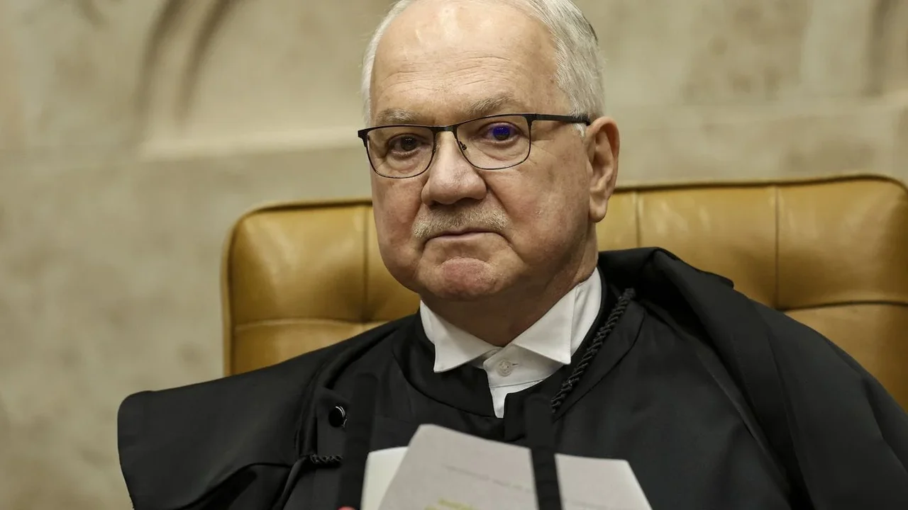 Fachin devolve investigação do INSS a Mendonça e mantém caso Master na Presidência