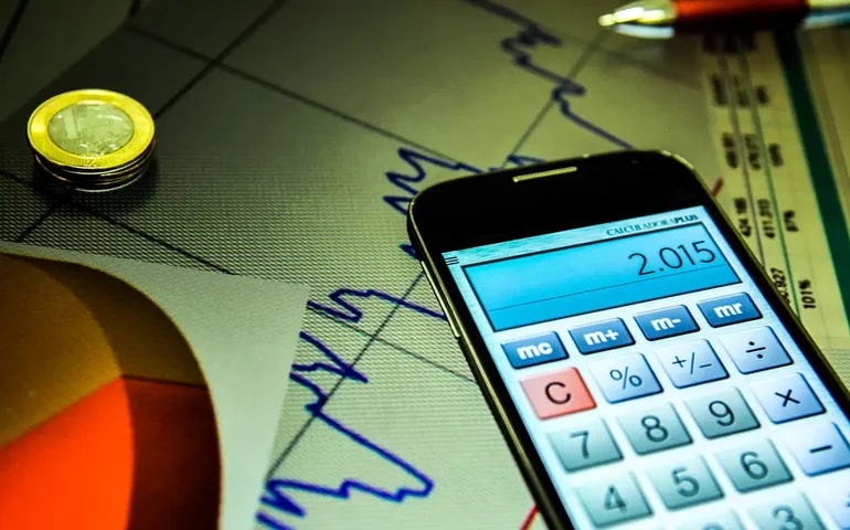 Taxas de juros sobem com mal-estar fiscal após novo relatório de receitas e despesas