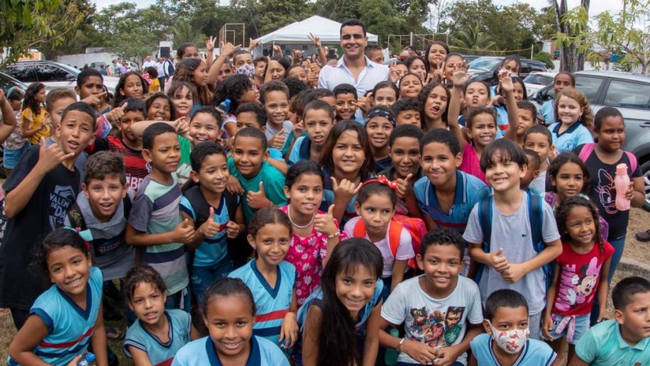 Prefeito JHC autoriza construção de ginásios poliesportivos para beneficiar alunos no Tabuleiro e Clima Bom