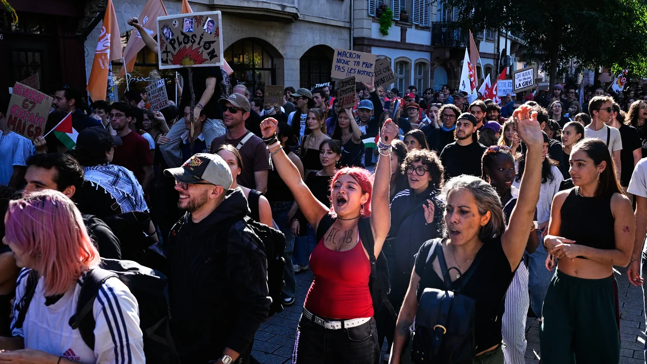 Alunos em protesto bloqueiam novamente escolas secundárias francesas, testando um movimento que já dura semanas.