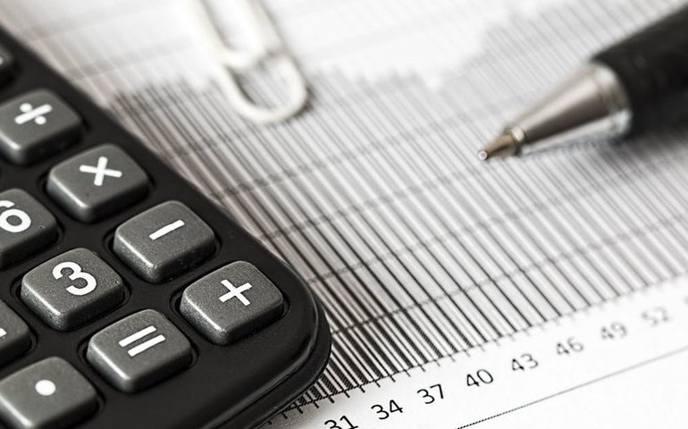 Percepção de risco e dólar valorizado sustentam viés de alta nas taxas de juros