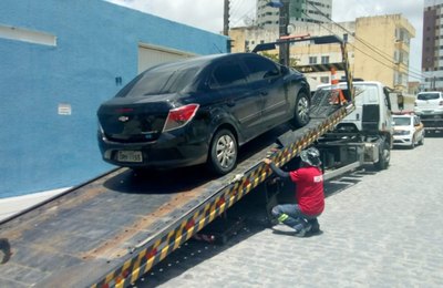 Veículos estacionados em locais proibidos são removidos pela SMTT em Maceió