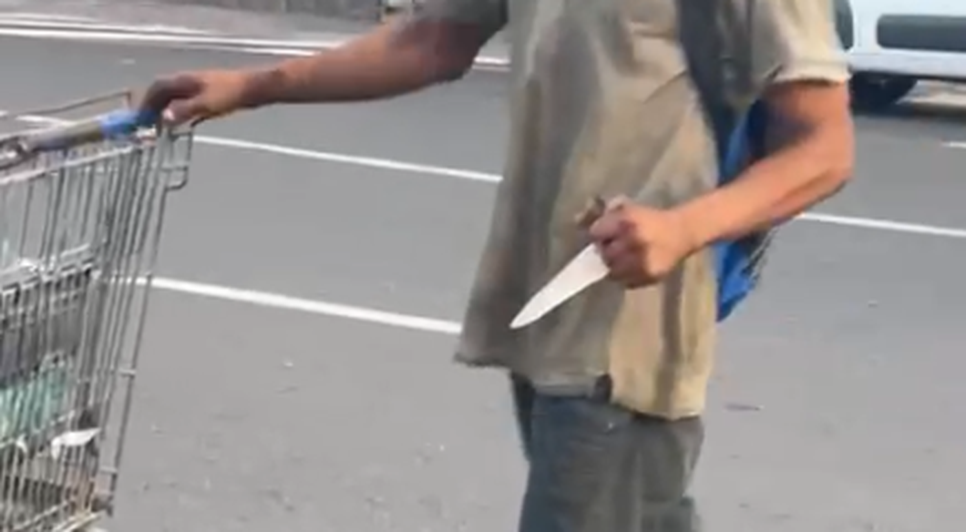 Homem tenta furtar placa e ameaça equipe de reportagem com faca em Aracaju; VÍDEO