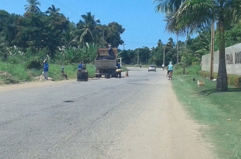 Operação Tapa-buraco recupera via de acesso à região da Costa dos Corais