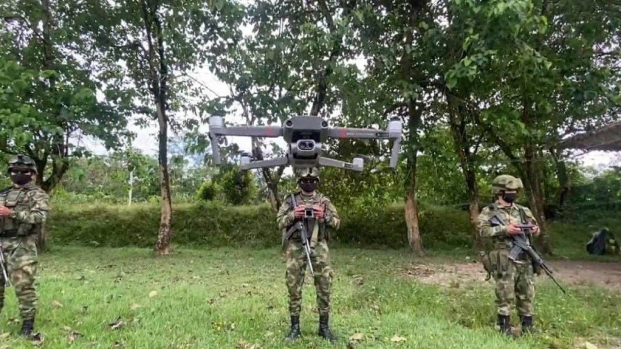 Dissidências das Farc usam drones com explosivos artesanais contra forças de segurança da Colômbia; veja vídeo
