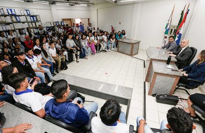 Alunos conhecem funcionamento da Justiça em visita ao Fórum de Feira Grande