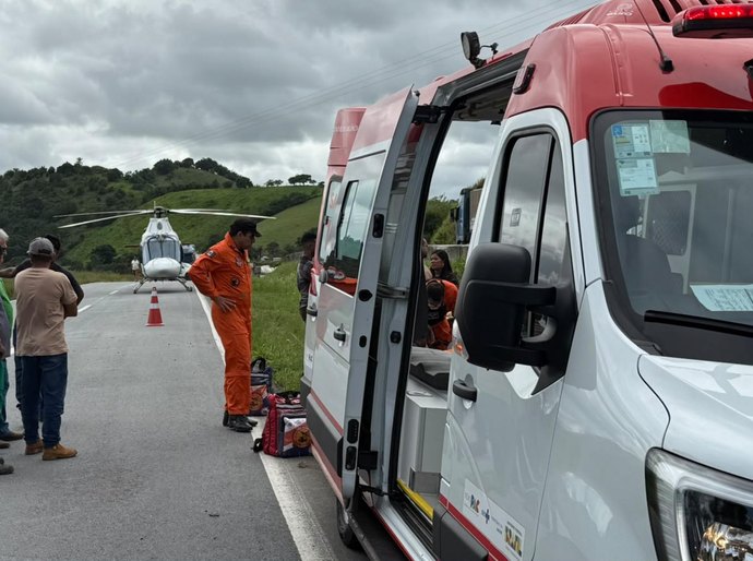 Equipe aeromédica do DEA atua em resgate após capotamento na BR-101, em Joaquim Gomes