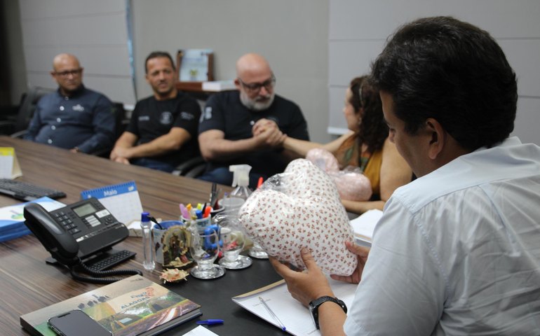 Reeducandos de Alagoas fabricam almofadas para mulheres em tratamento contra o câncer