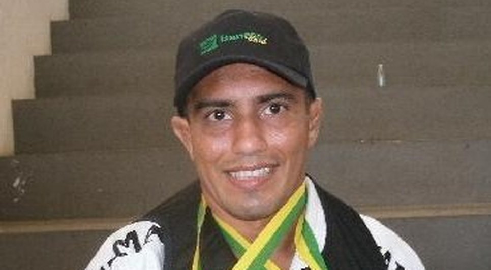 Sergipano mostra medalhas que conquistou na competição em 2013/ Foto: Site Ivan Lima