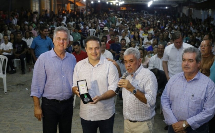 Governador é agraciado em Pindorama com comenda no Dia do Trabalho