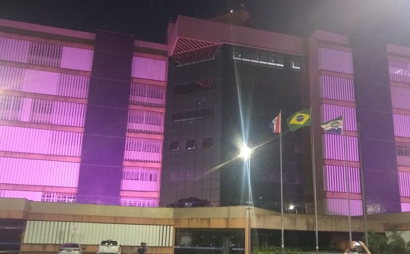 JFAL lembra Outubro Rosa com iluminação especial