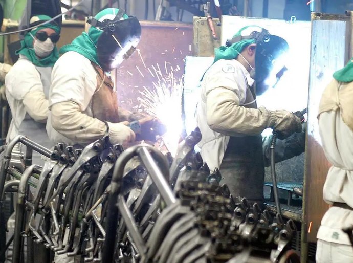 Indústria cai 0,1% em fevereiro e soma 5 meses sem crescimento